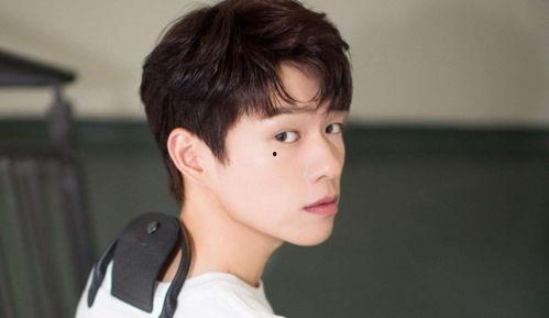 爱豆吃瓜娱乐酱宋亚轩,爱豆吃瓜娱乐酱，揭秘娱乐圈幕后故事